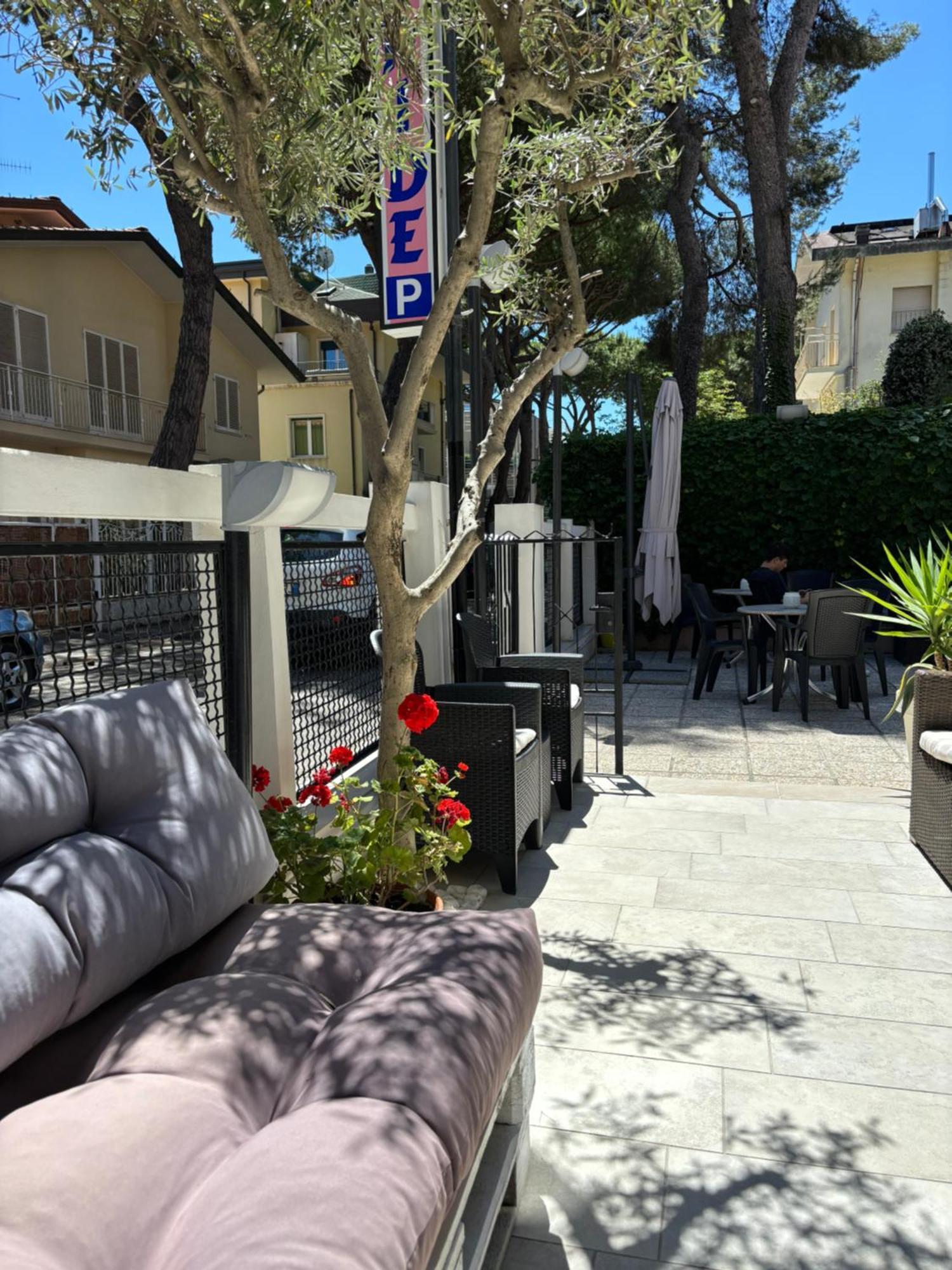 Hotel Iride Suite & Breakfast- Ideale Per Famiglie E Coppie Riccione Exterior foto