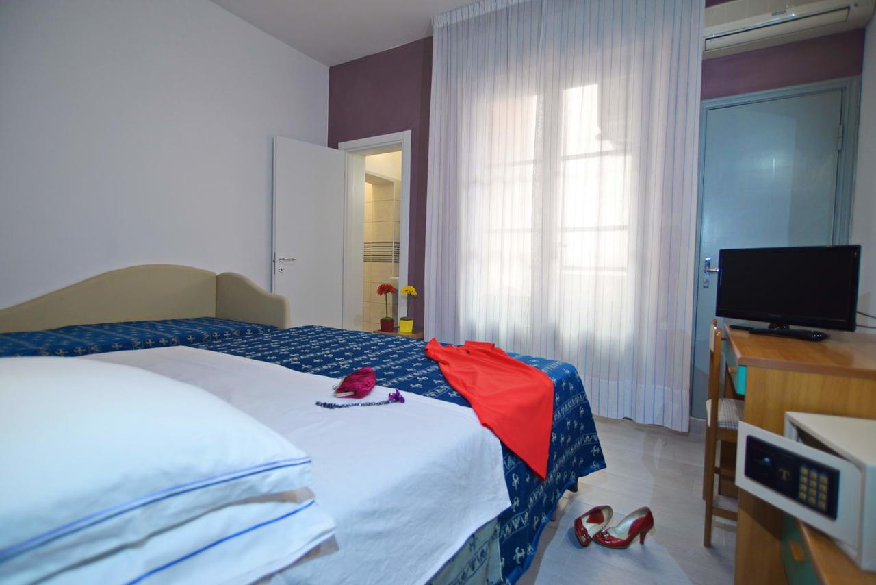 Hotel Iride Suite & Breakfast- Ideale Per Famiglie E Coppie Riccione Exterior foto