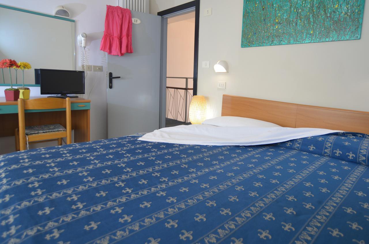 Hotel Iride Suite & Breakfast- Ideale Per Famiglie E Coppie Riccione Exterior foto
