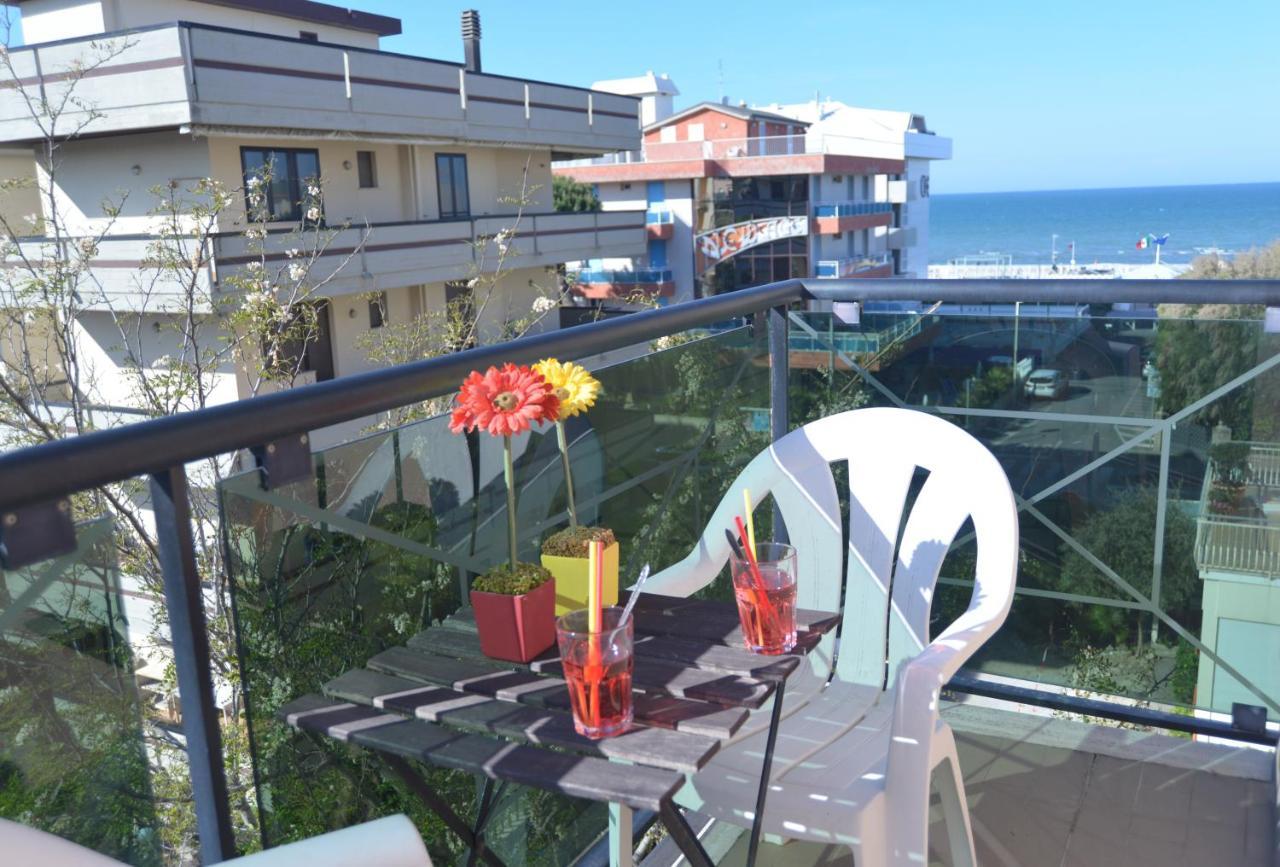 Hotel Iride Suite & Breakfast- Ideale Per Famiglie E Coppie Riccione Exterior foto